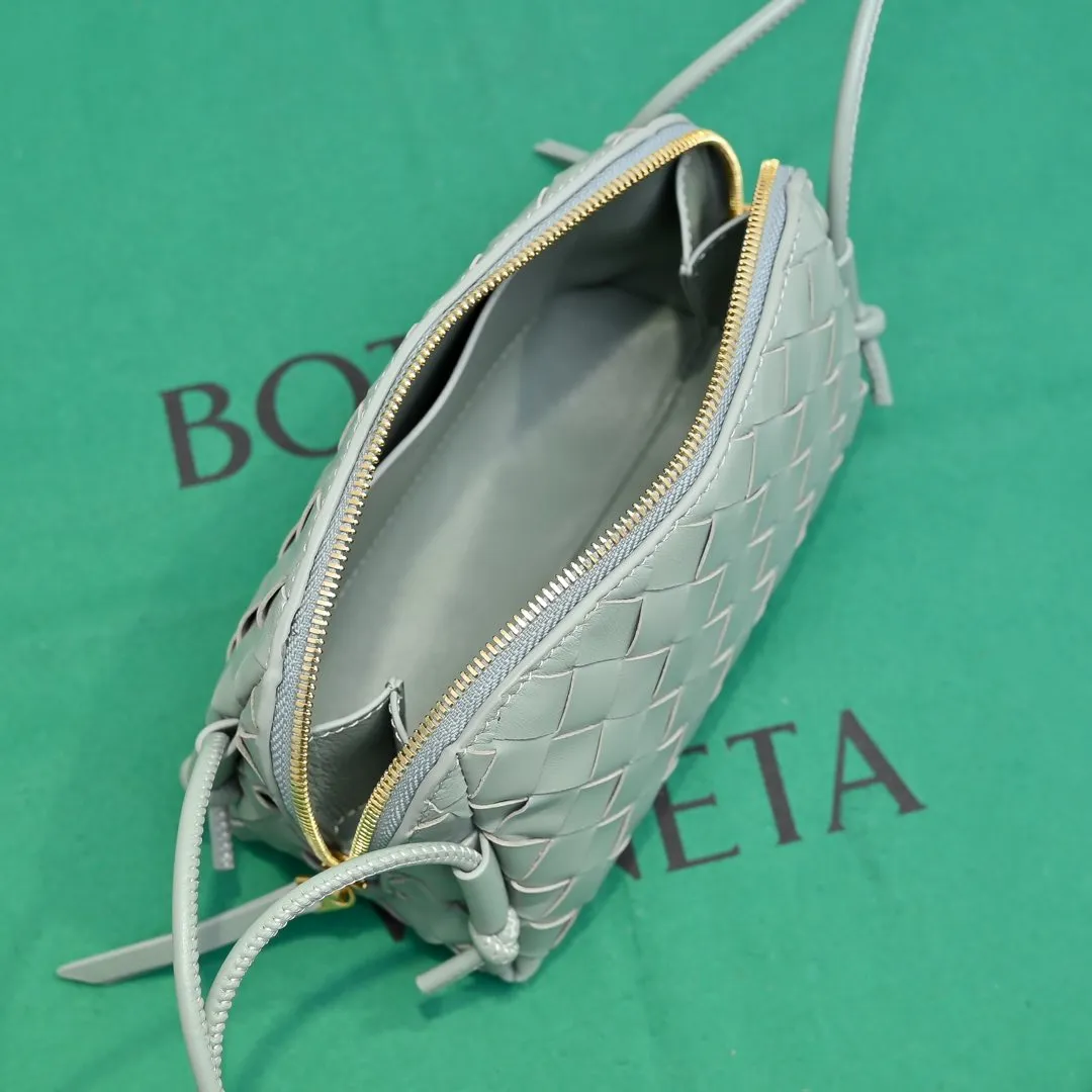 Batch 1260 #Bv The new Concert pouch is the most beautiful and practical mini bag I have ever seen 🎈 The bag body adopts the classic lntrecciato weaving process✅ It is equipped with a leather double-headed zipper, the opening is wide, easy to take and put, the shoulder strap knot can be slid to adjust the length freely, that is, 🉑️crossbody/underarm, and can be used as a clutch bag. Small body, large capacity, so practical! The key is that it is extremely versatile! Come and buy this small, exquisite, beautiful and versatile bag 👍 Model: 4258 Size: 18.5*11.5*8.5